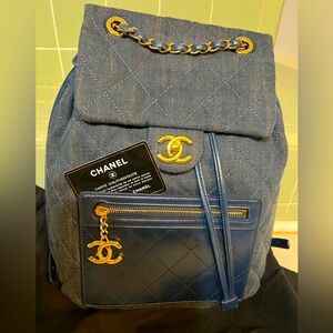 Chanel backpack , blue denim
Adjustable shoulder strap